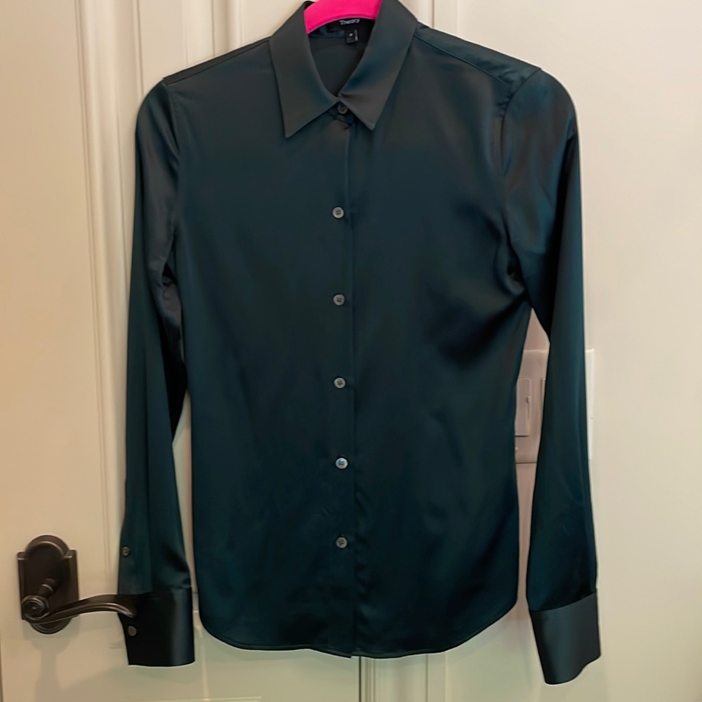 Beautiful classic Theory blouse - fitted stretch satin blouse - GREEN size P